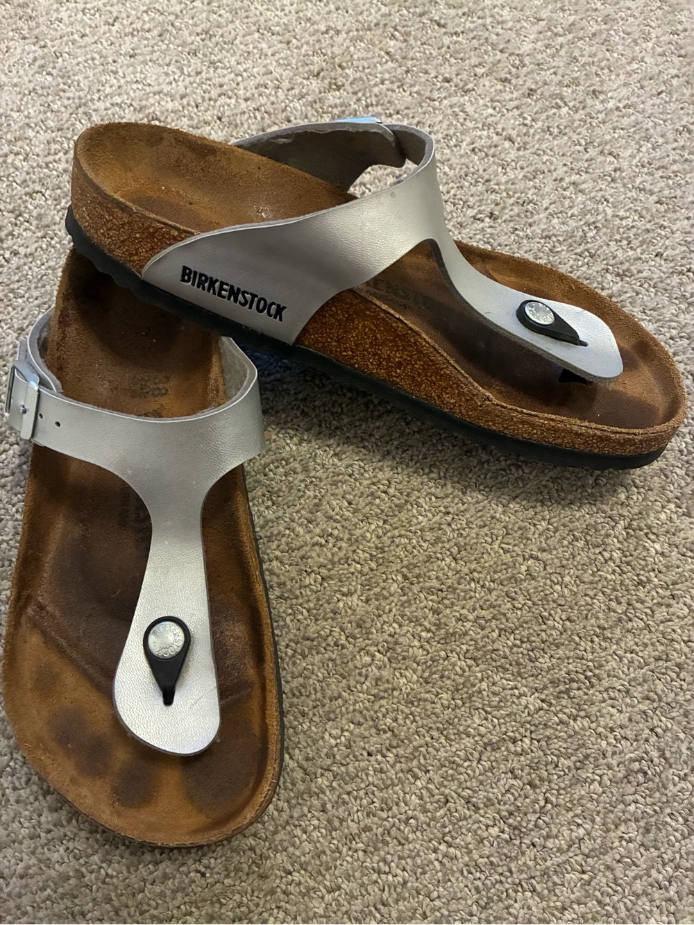 Women’s Birkenstock Silver Metallic Gizeh Bilko-Flor Sandals - SZ 7